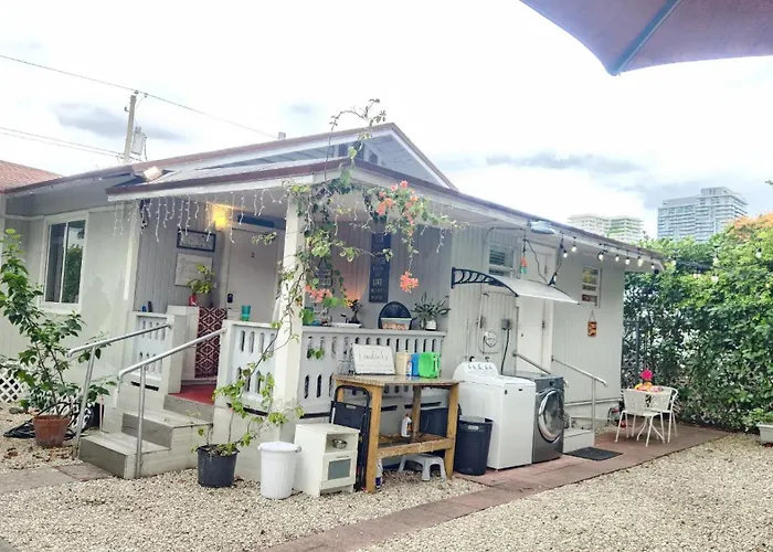 Queen Bedroom In Best Location! Apartment Is Shared In A 2 Rooms Apt - Parking, Laundry And Drop Off Lugagge !