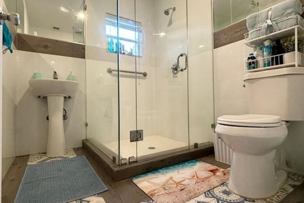 Queen Bedroom In Location! Is Shared In A 2 - Parking, Laundry And Drop Off Lugagge ! Apartment *