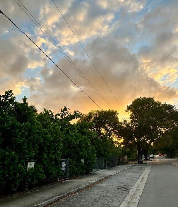 Apartment Queen Bedroom In Location! Is Shared In A 2 - Parking, Laundry And Drop Off Lugagge ! Miami