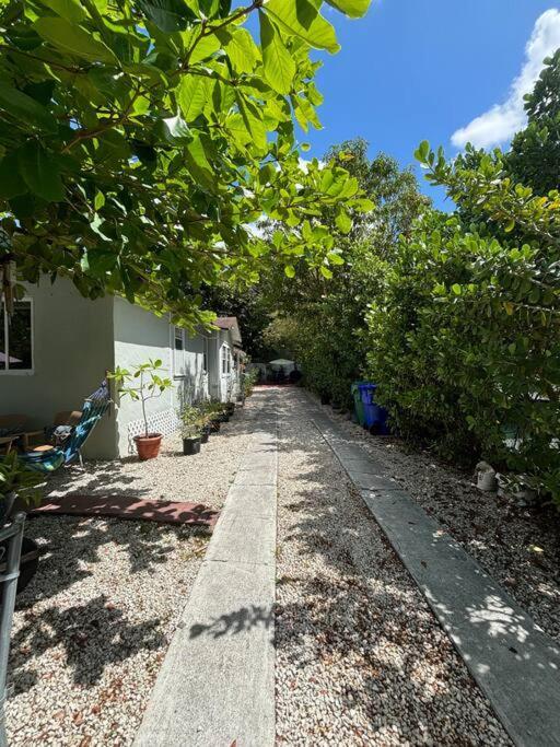 Queen Bedroom In Location! Is Shared In A 2 - Parking, Laundry And Drop Off Lugagge ! Apartment *