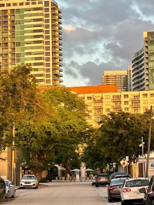 Queen Bedroom In Location! Is Shared In A 2 - Parking, Laundry And Drop Off Lugagge ! Miami