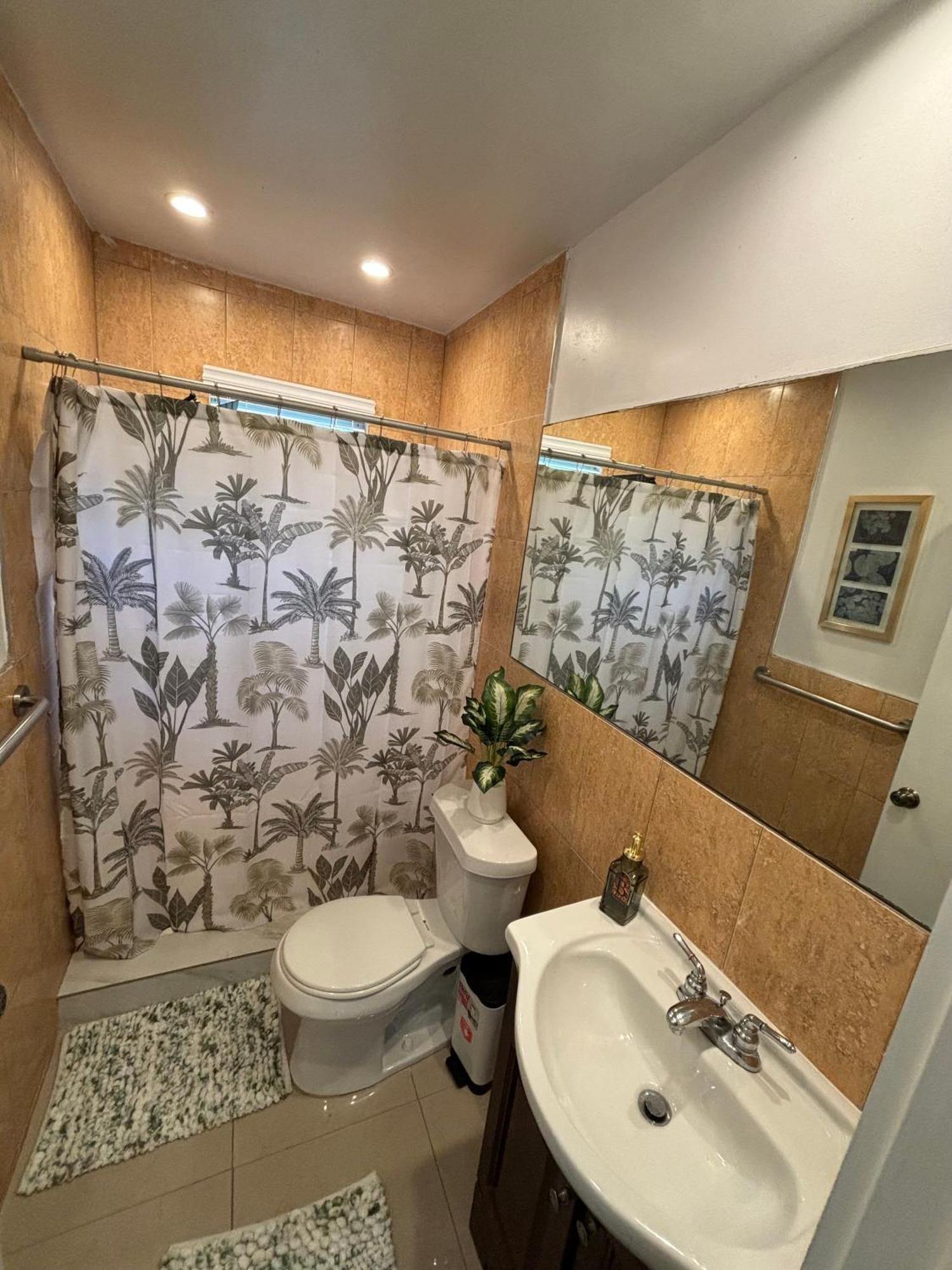 Queen Bedroom In Location! Is Shared In A 2 - Parking, Laundry And Drop Off Lugagge ! Apartment Miami