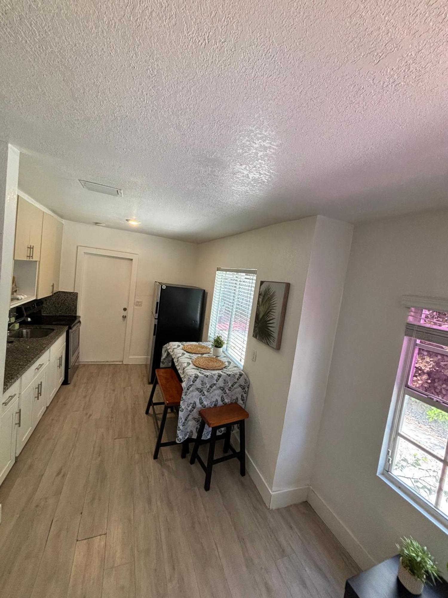 Apartment Queen Bedroom In Location! Is Shared In A 2 - Parking, Laundry And Drop Off Lugagge ! *