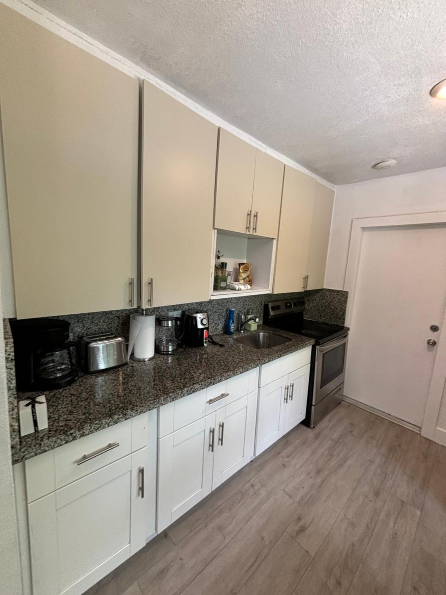 Apartment Queen Bedroom In Location! Is Shared In A 2 - Parking, Laundry And Drop Off Lugagge ! Miami
