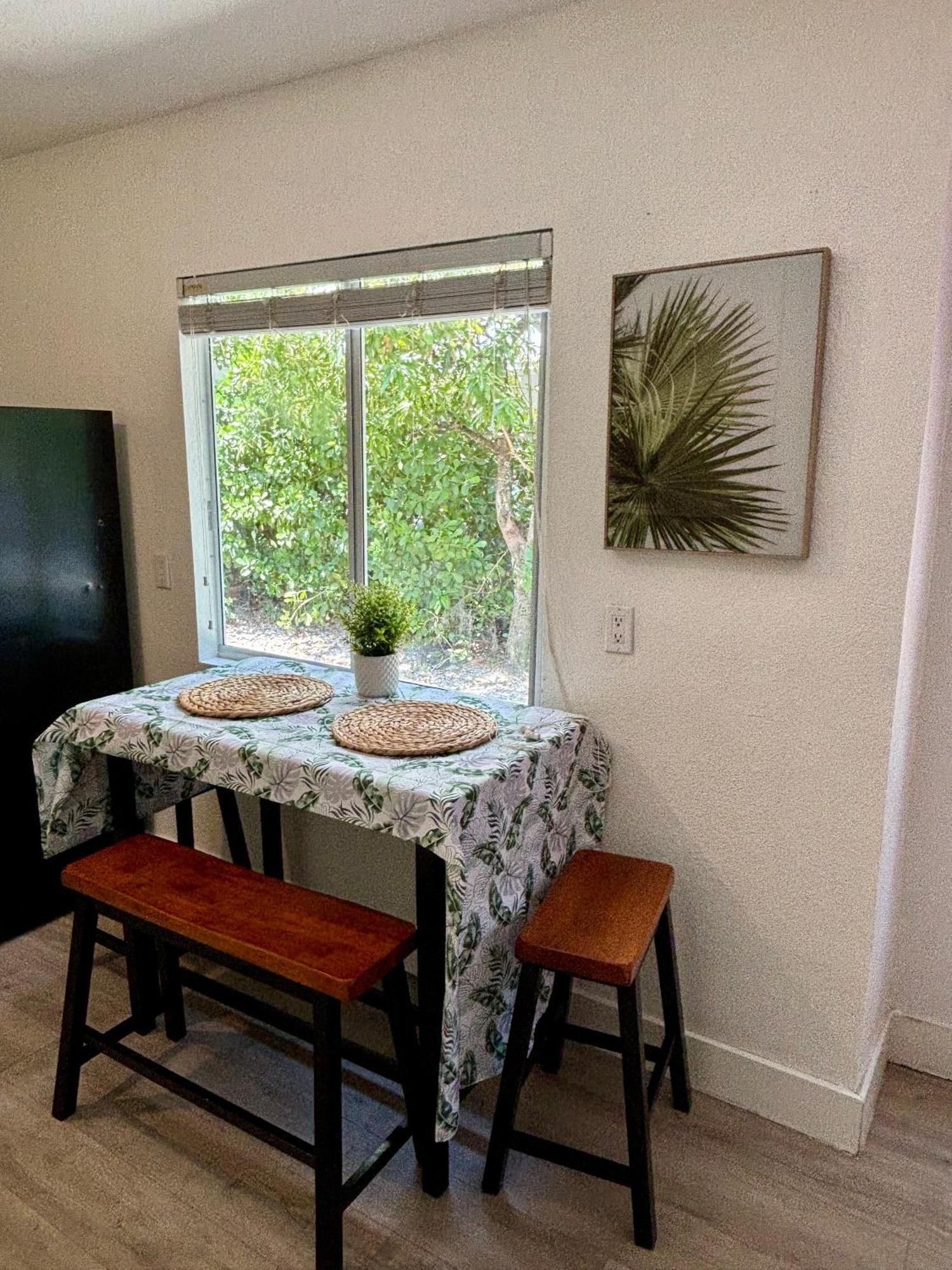 Queen Bedroom In Location! Is Shared In A 2 - Parking, Laundry And Drop Off Lugagge ! Apartment Miami